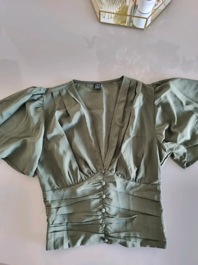 Blusa verde oliva Shein con mangas abullonadas - 1