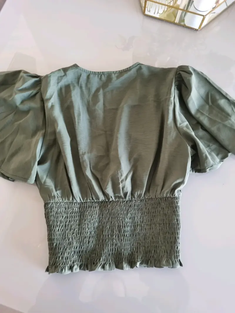 Blusa verde oliva Shein con mangas abullonadas - 3