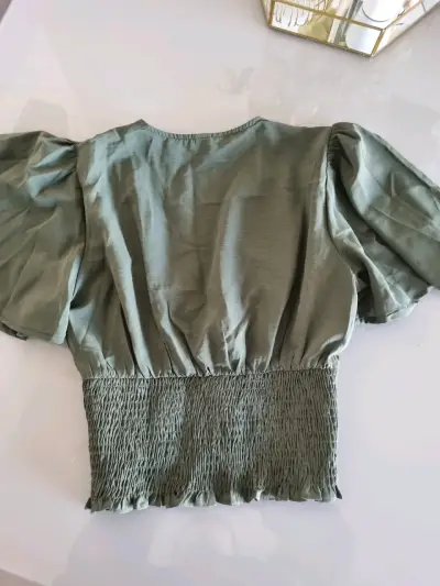 Blusa verde oliva Shein con mangas abullonadas - miniatura 3