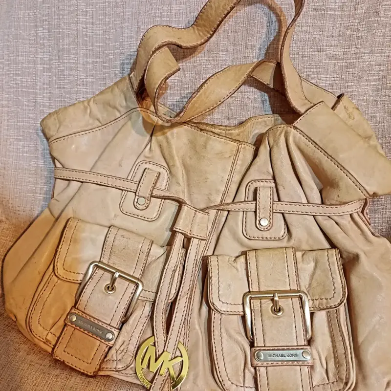 Bolso de cuero beige Michael Kors con bolsillos
