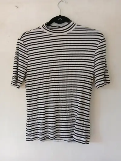 Polera de rayas blancas y negras - miniatura 1