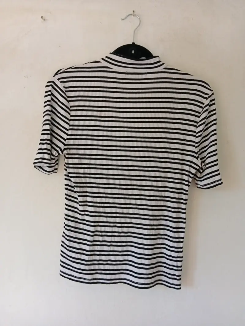 Polera de rayas blancas y negras - 2