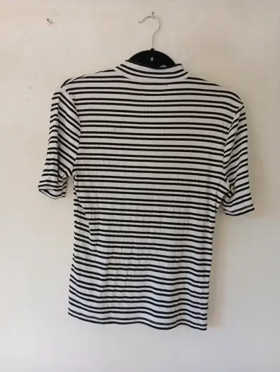 Polera de rayas blancas y negras - miniatura 2