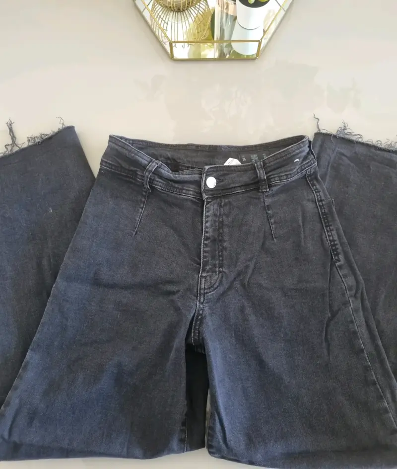 Jeans de mujer negros con borde deshilachado - 1