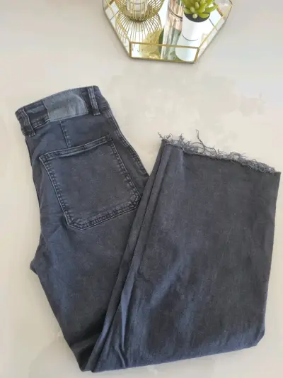 Jeans de mujer negros con borde deshilachado - miniatura 2