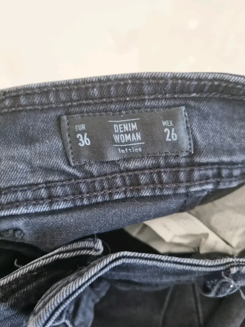 Jeans de mujer negros con borde deshilachado - 3
