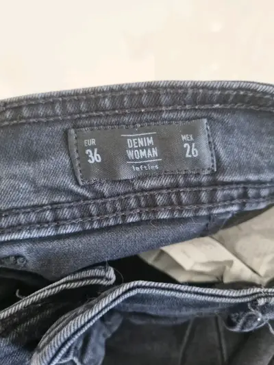 Jeans de mujer negros con borde deshilachado - miniatura 3
