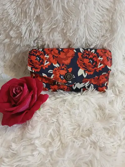 Cartera de mano floral con diseño elegante - miniatura 1