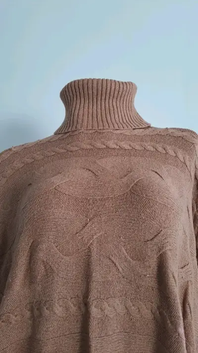 Sueter de punto marrón con cuello alto - miniatura 2