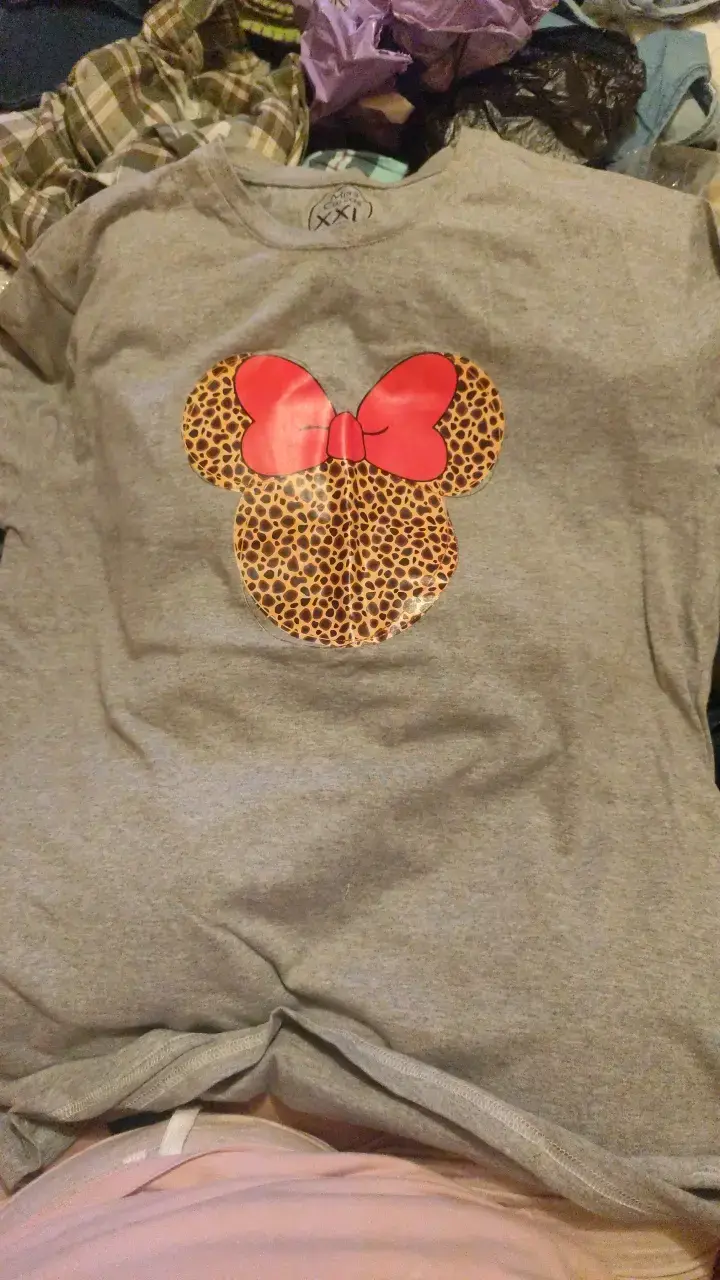 Polera gris con diseño de lazo rojo y estampado animal print - 1