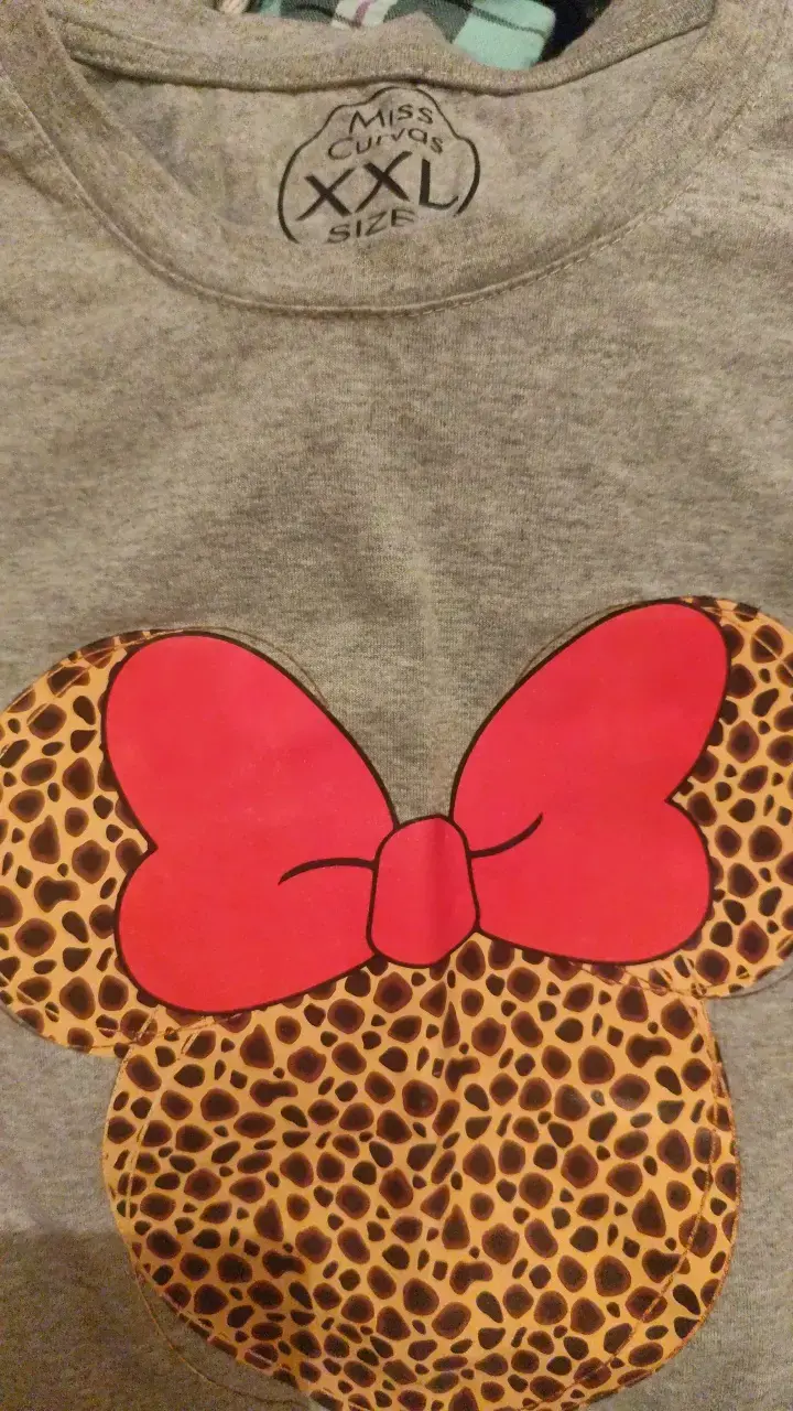 Polera gris con diseño de lazo rojo y estampado animal print - 2
