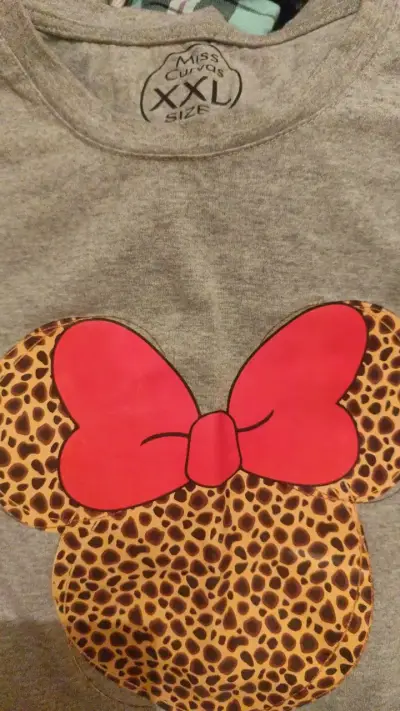 Polera gris con diseño de lazo rojo y estampado animal print - miniatura 2
