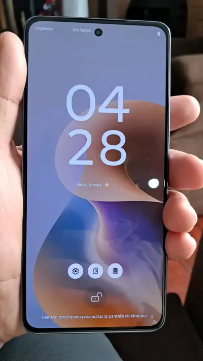 Smartphone Motorola con triple cámara trasera - miniatura 1
