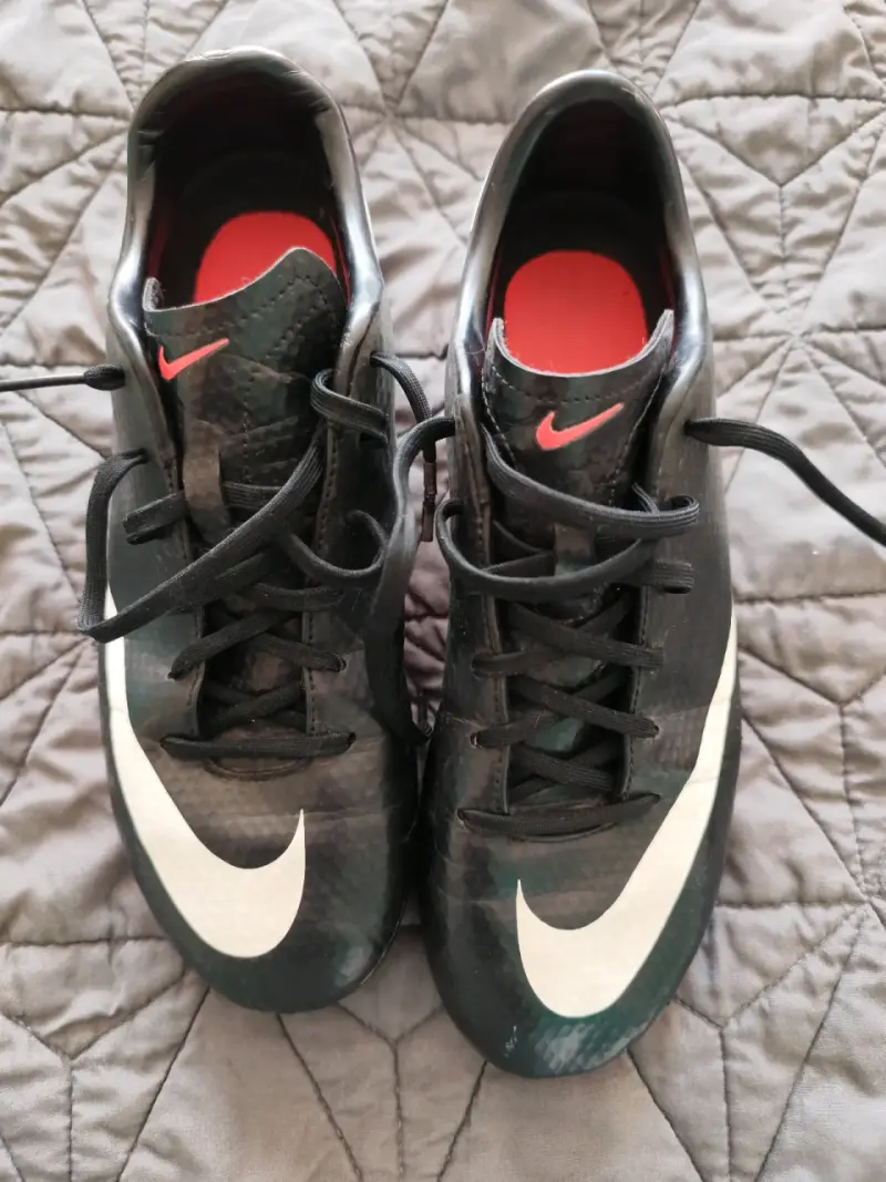 Botines de fútbol Nike negros con logo blanco - 1