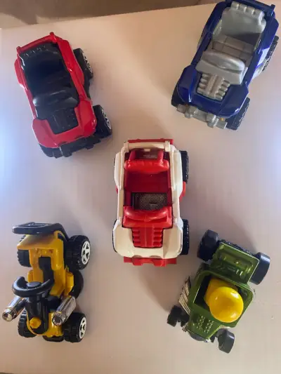 Set de autos de juguete coloridos - miniatura 1