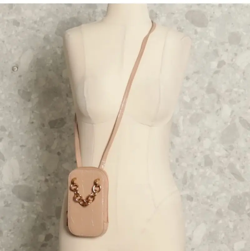 Cartera cruzada beige con cadena dorada - 1