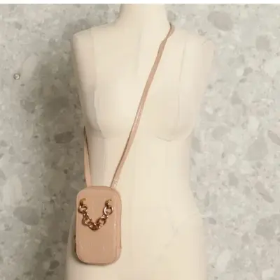 Cartera cruzada beige con cadena dorada - miniatura 1