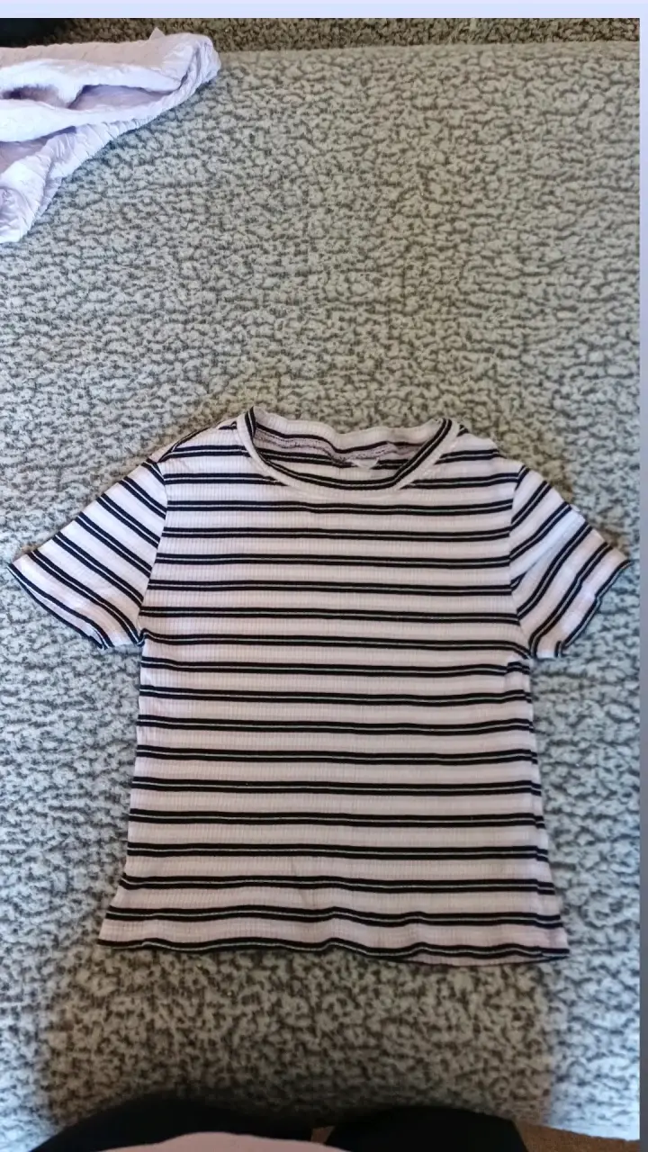 Polera a rayas blancas, negras y rosadas