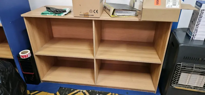 Estantería de madera para oficina con 8 compartimentos - 1