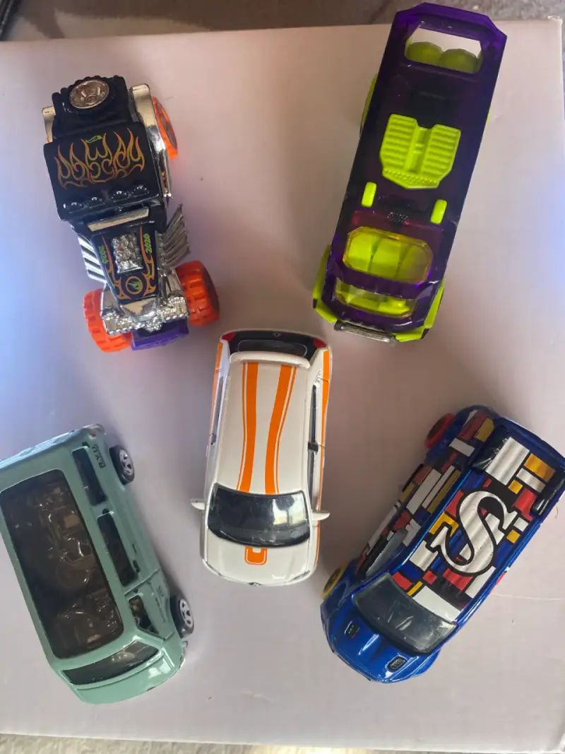 Set de autos de juguete variados - 1