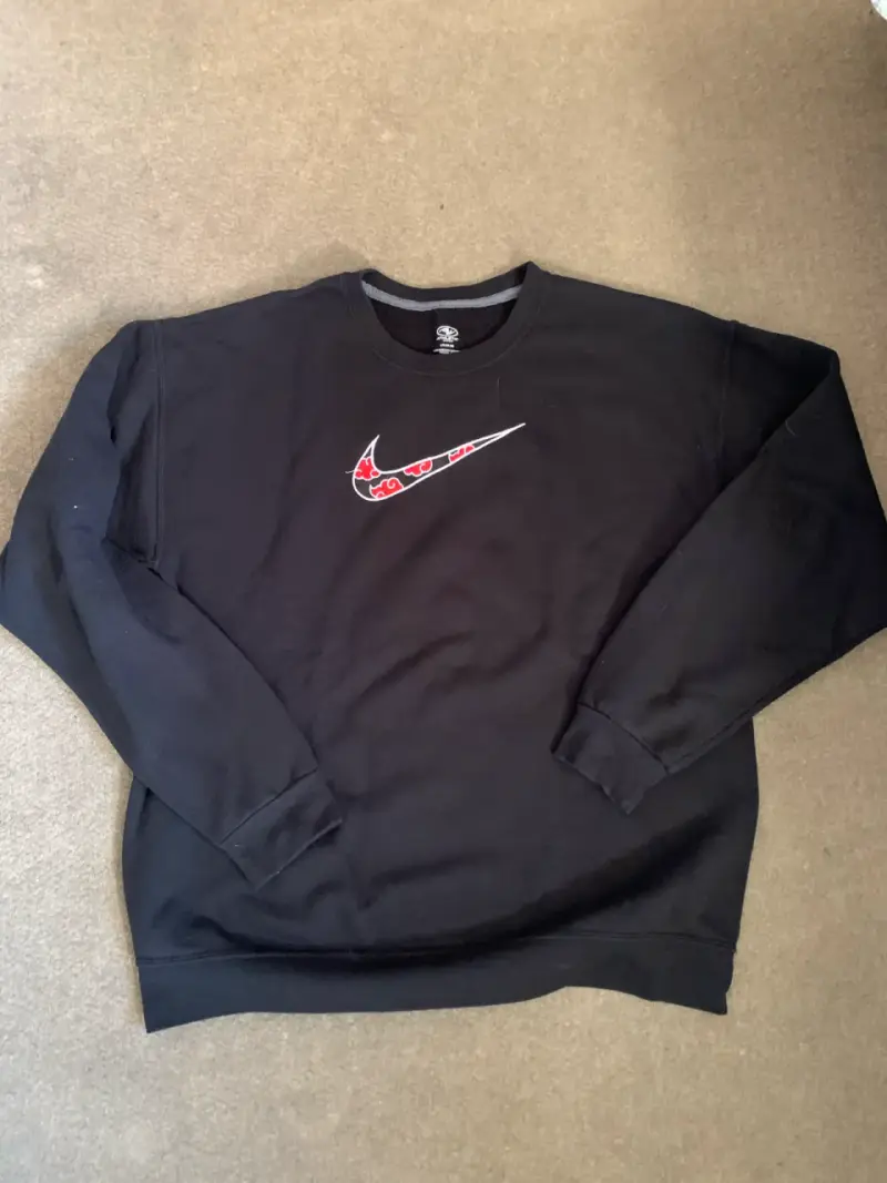 Polerón negro con logo estampado - 1
