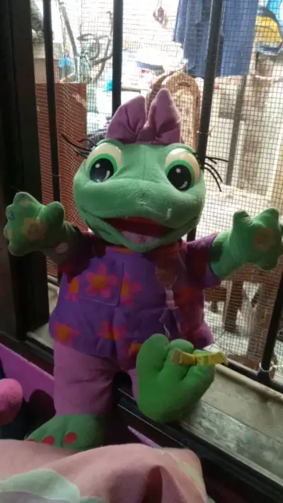 Peluche rana con sonidos con vestido morado - miniatura 1