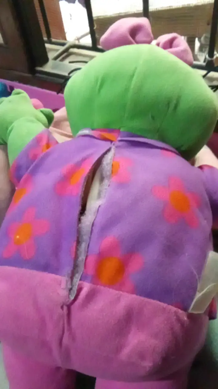 Peluche rana con sonidos con vestido morado - 2