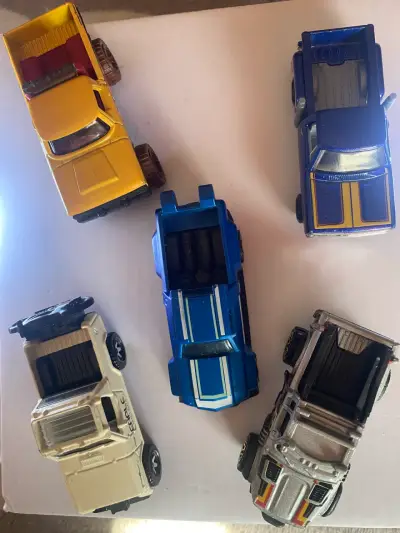 Set de autos de juguete metálicos variados - miniatura 1