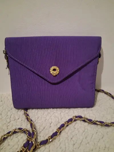 Cartera de mano morada con cadena dorada - miniatura 1