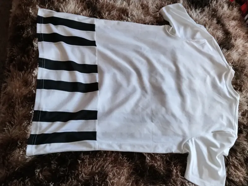 Camiseta deportiva Adidas blanca y negra - 2