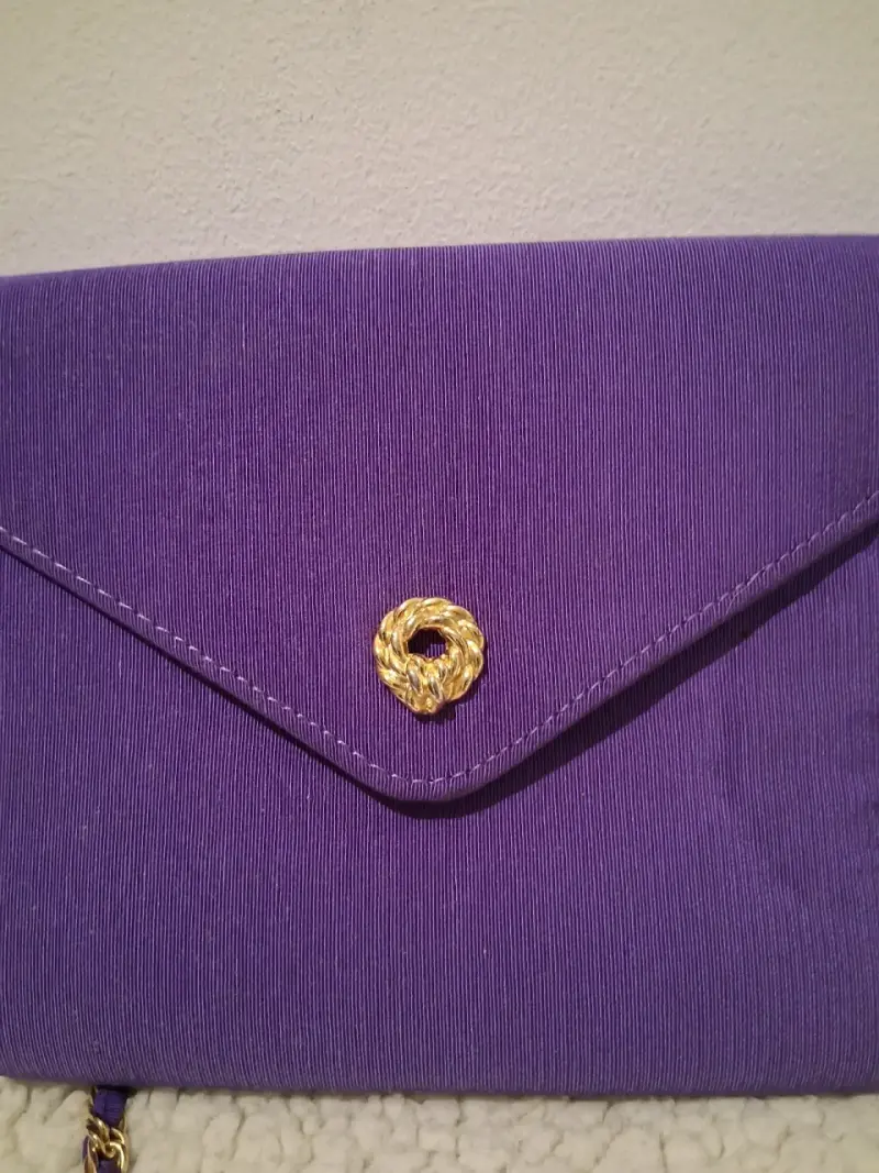 Cartera de mano morada con cadena dorada - 2