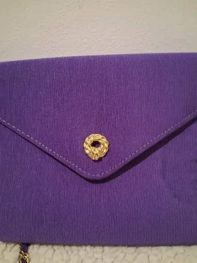 Cartera de mano morada con cadena dorada - miniatura 2