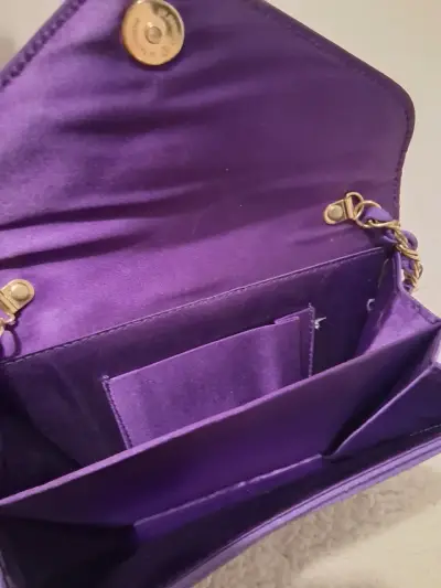 Cartera de mano morada con cadena dorada - miniatura 3