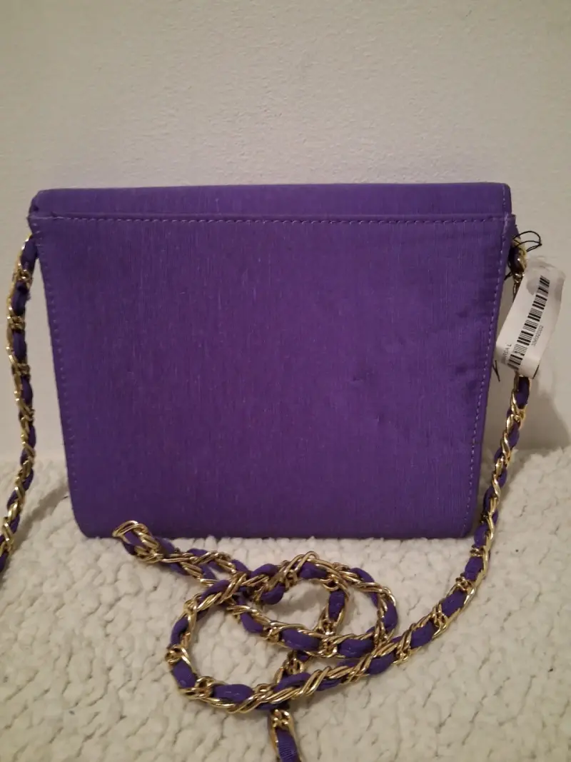 Cartera de mano morada con cadena dorada - 4