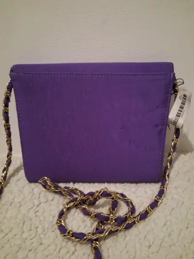 Cartera de mano morada con cadena dorada - miniatura 4