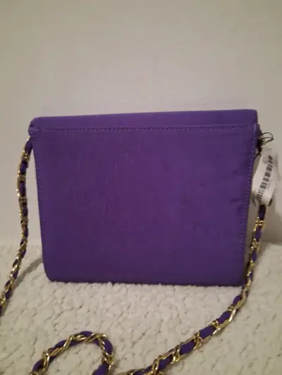 Cartera de mano morada con cadena dorada - miniatura 5