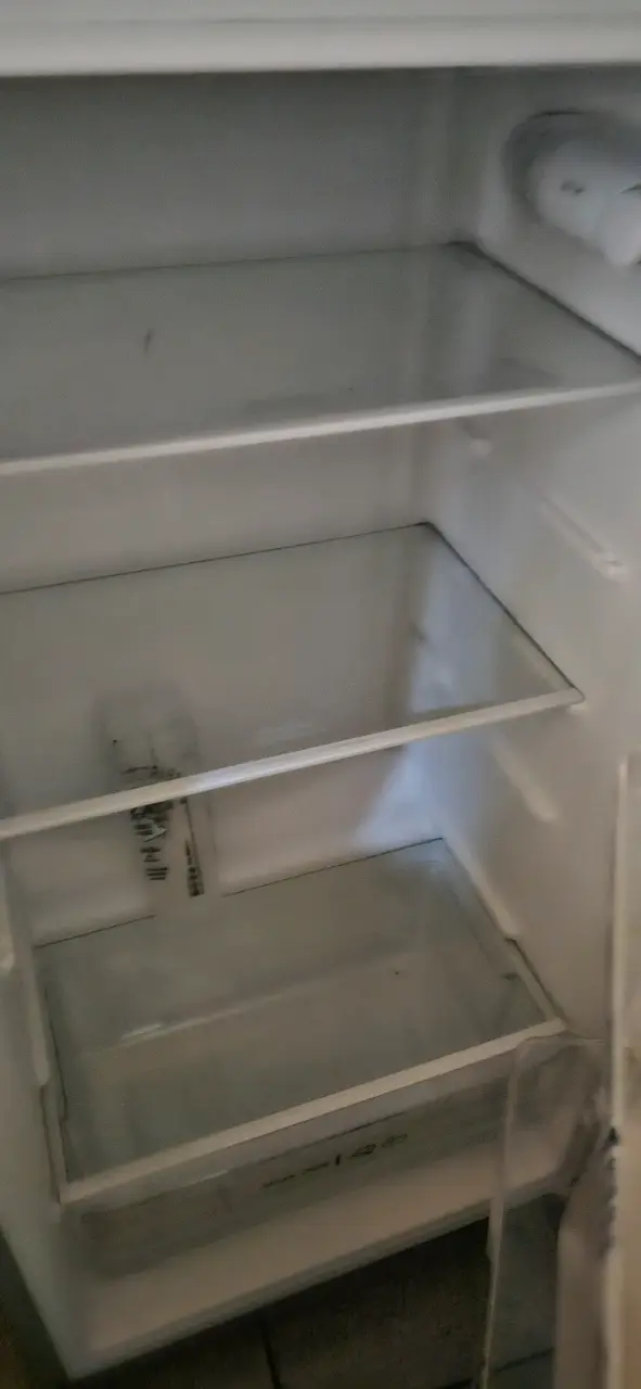 Refrigerador Midea A+ con Congelador Superior - 1