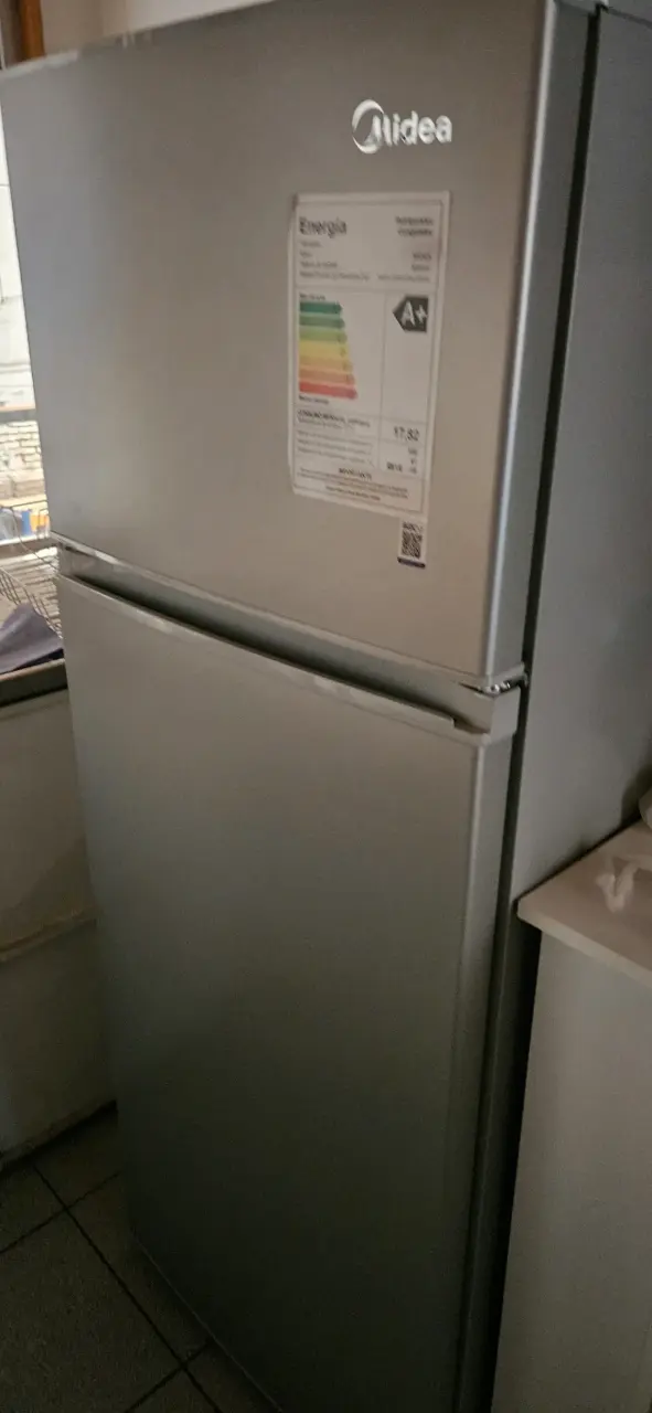 Refrigerador Midea A+ con Congelador Superior - 4