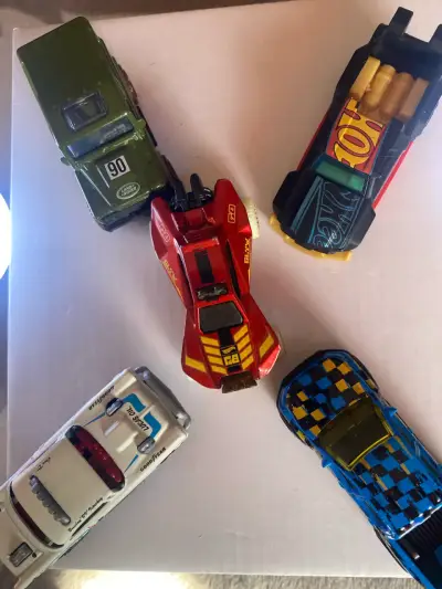 Set de autos de juguete Hot Wheels y Land Rover - miniatura 1