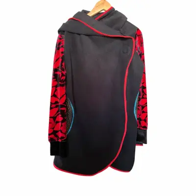 Abrigo negro con detalles rojos y capucha - miniatura 1