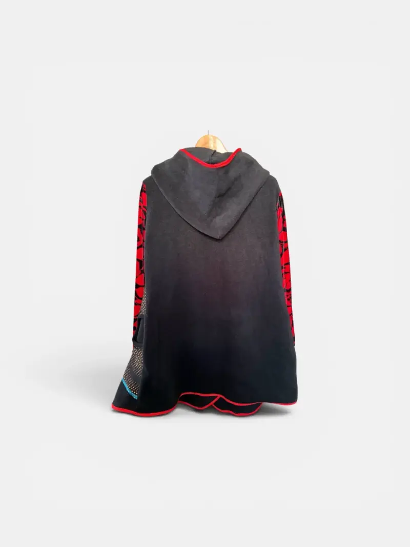 Abrigo negro con detalles rojos y capucha - 2