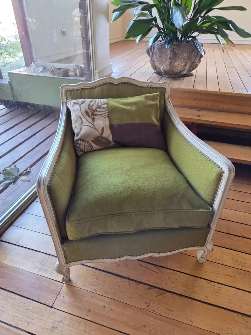 Sillón vintage verde con cojines decorativos - 1