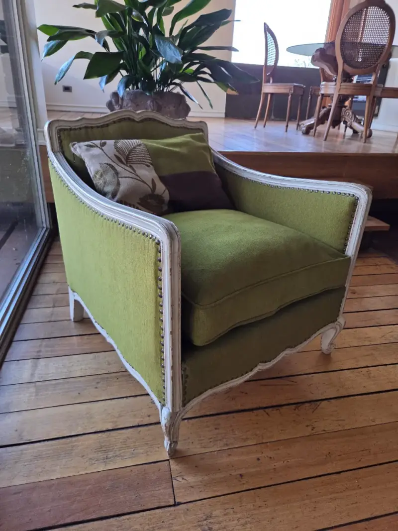 Sillón vintage verde con cojines decorativos - 2