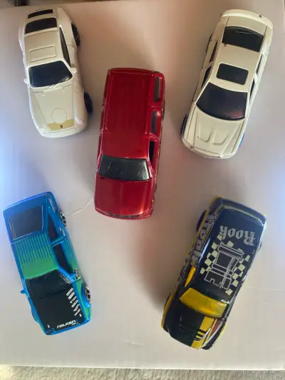 Set de autos de juguete variados - miniatura 1