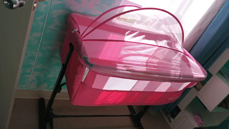 Cuna colecho rosa con malla protectora - 1