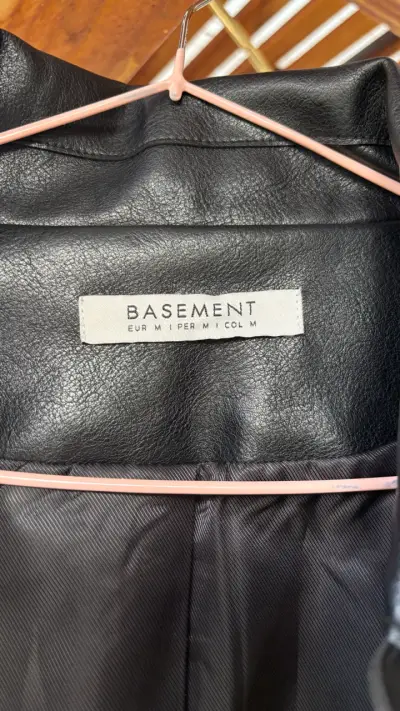 Chaqueta de ecocuero negra / M / Basement - miniatura 2