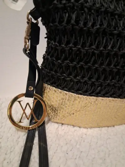 Cartera Amiani de mano negra y dorada - miniatura 3