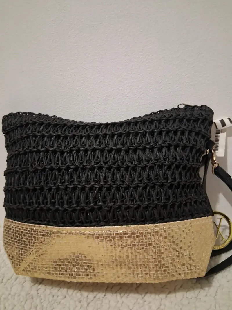 Cartera Amiani de mano negra y dorada - 4