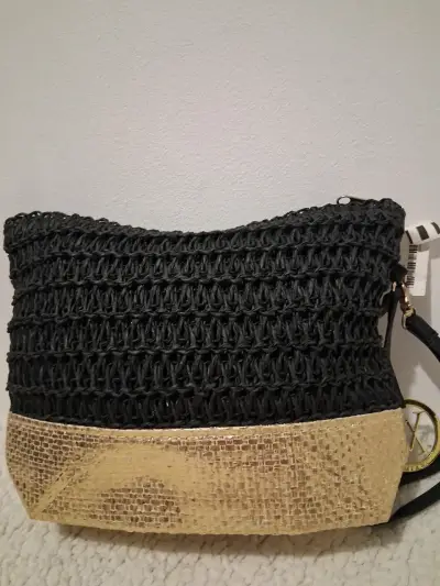 Cartera Amiani de mano negra y dorada - miniatura 4