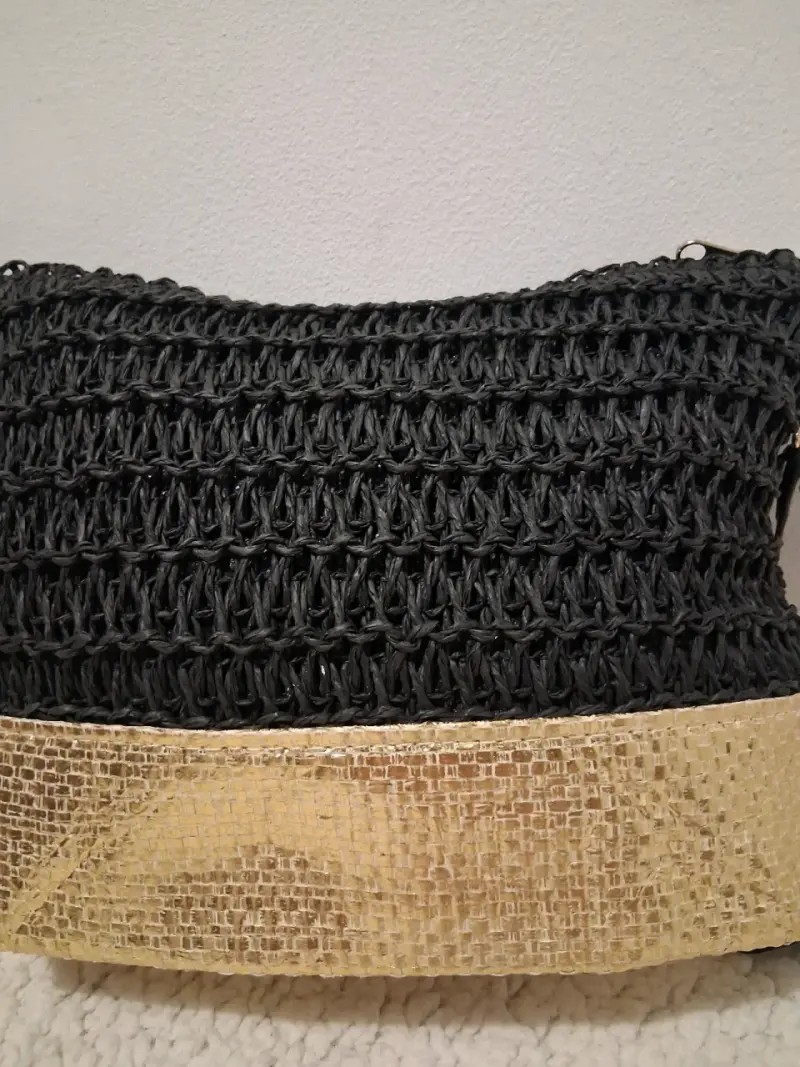 Cartera Amiani de mano negra y dorada - 5